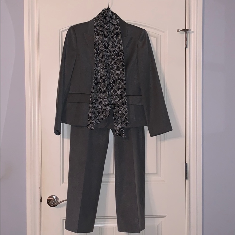 Kasper 8P Gray Women’s Pantsuit with scarf